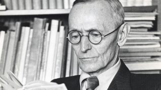 ヘルマン・ヘッセが本を読んでいるポートレート写真