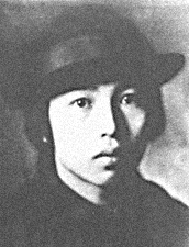 帽子をかぶった詩人・中原中也のモノクロ肖像