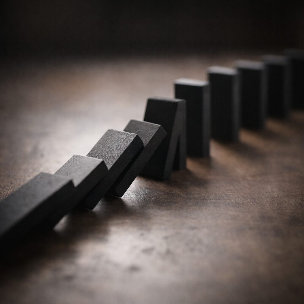 途中で止まったドミノの列、『ドミノのお告げ』の象徴的構図